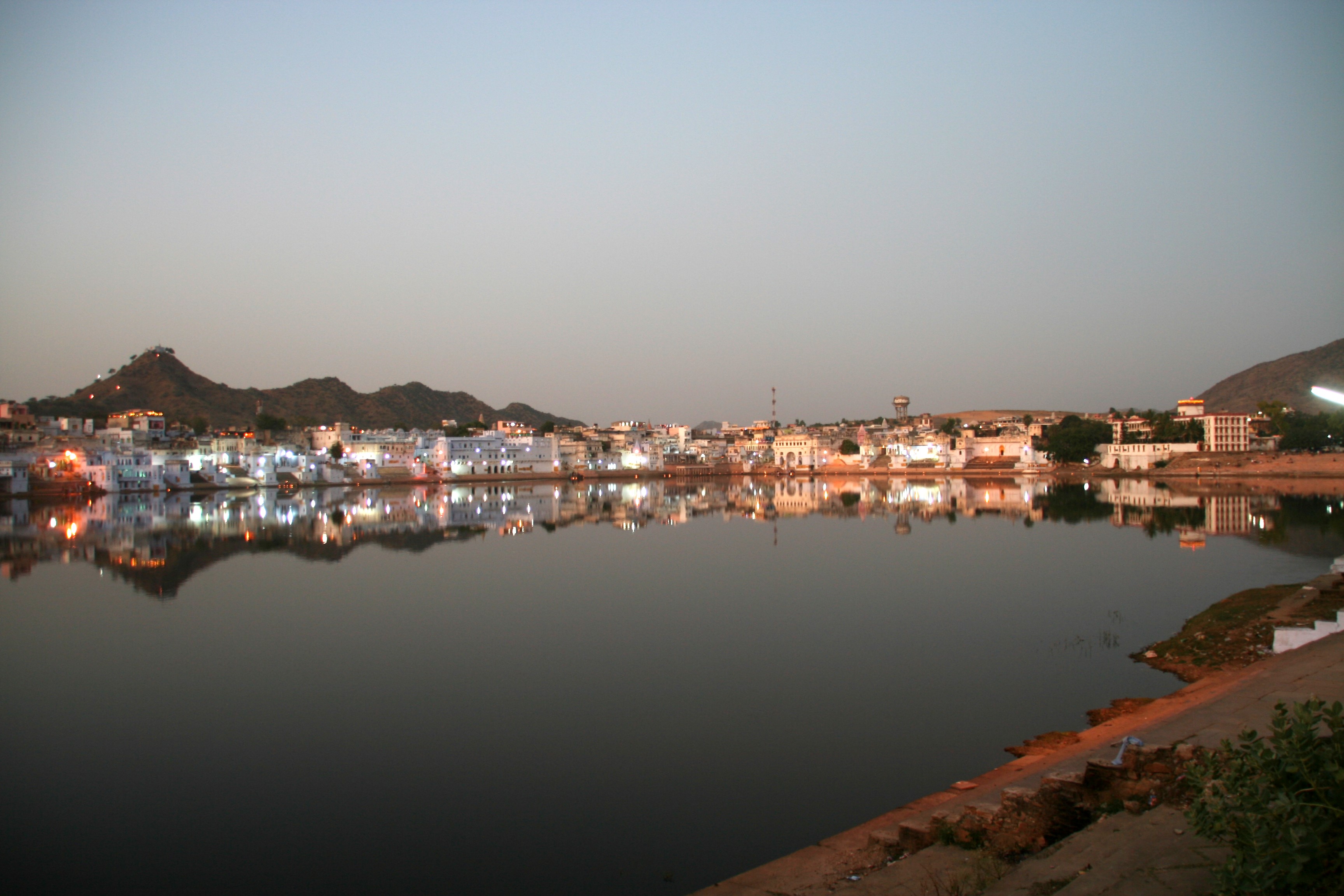 images/PushkarLake1.jpg