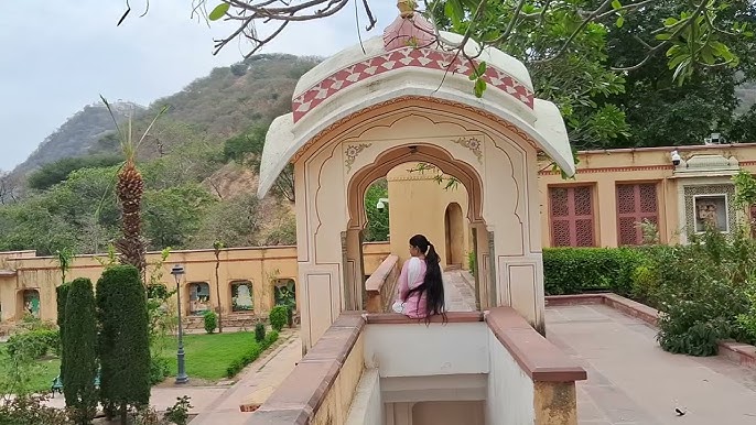images/Sisodiya-rani-palace-4.jpg