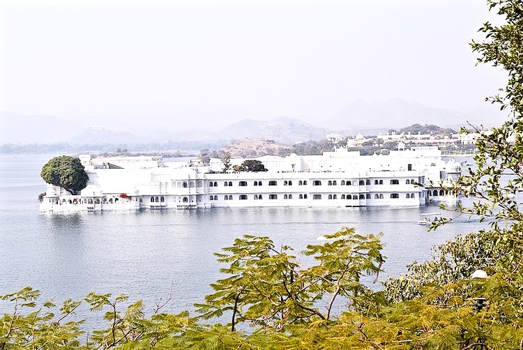 images/Taj-lake-place-udaipur-1.jpg