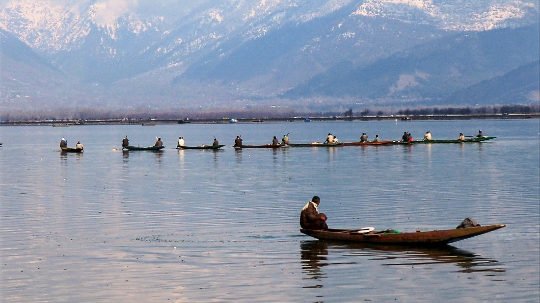 images/Wular-lake-fishing-2.jpg