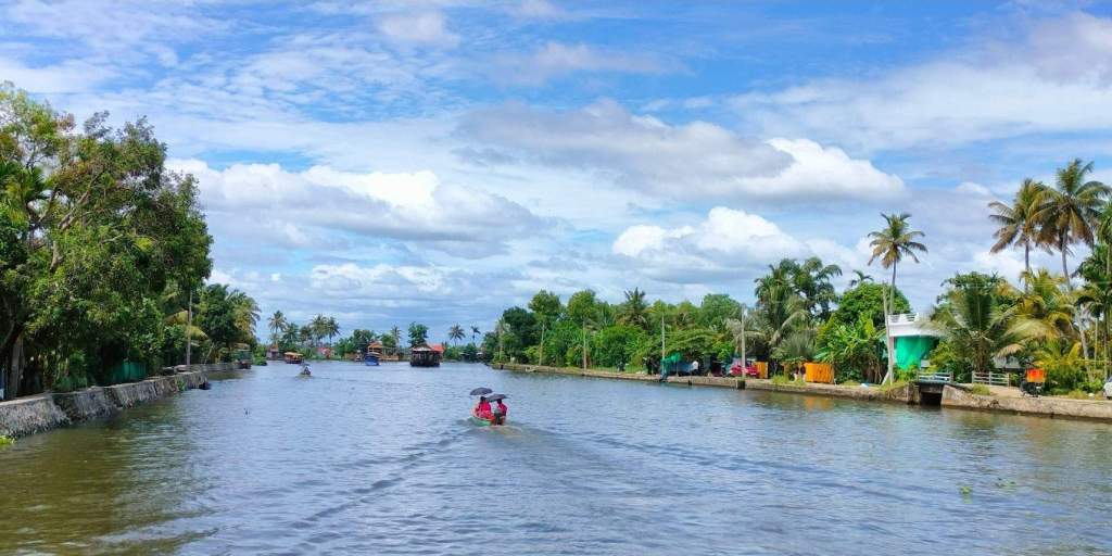 images/alleppey-backwaters-kerala-1.jpg