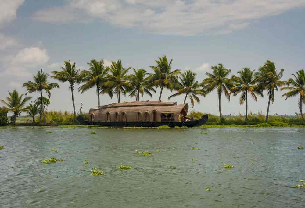 images/ashtamudi-lake-kerala-2.jpg