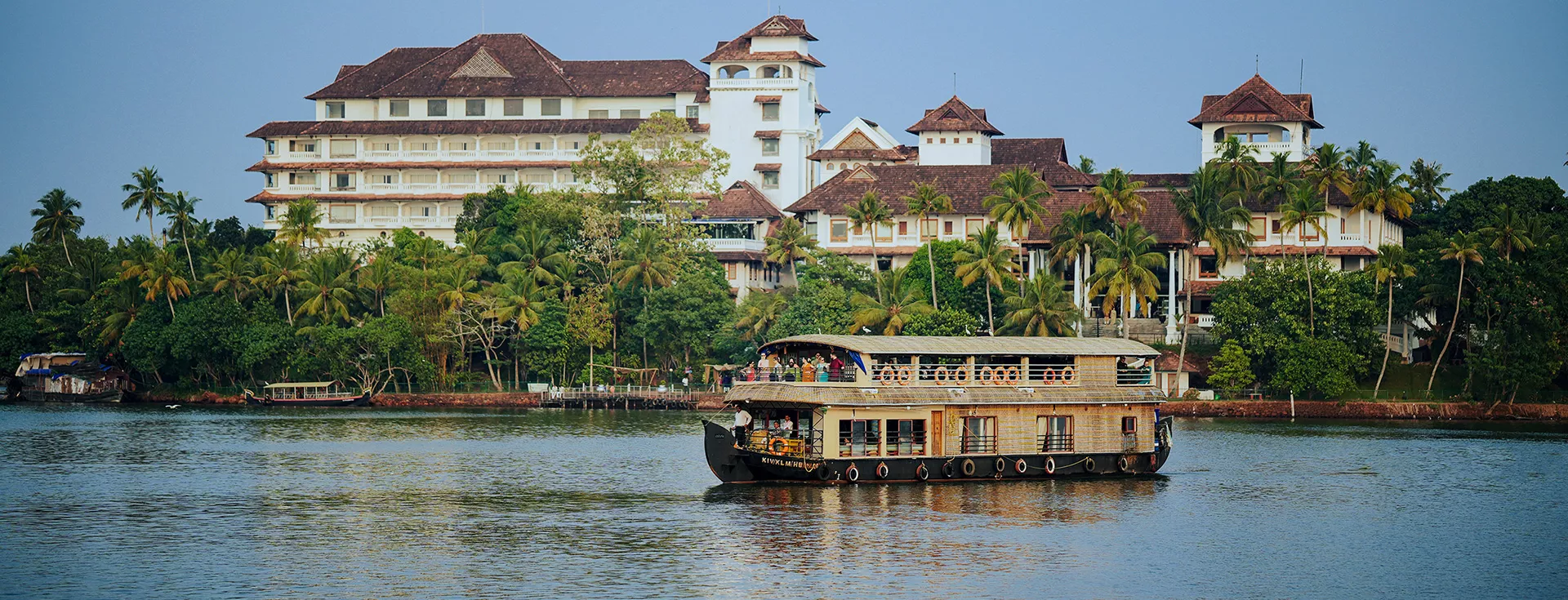images/ashtamudi-lake-kerala-3.jpg